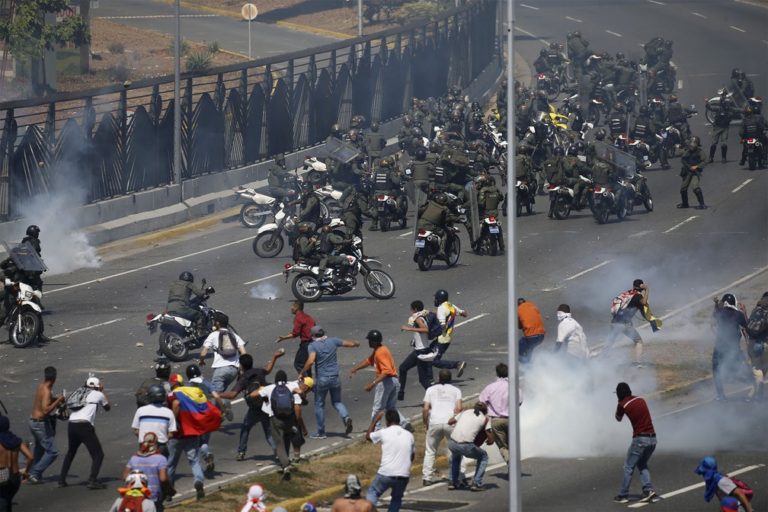 Venezuela tem confrontos e carros da polícia avançam sobre manifestantes em Caracas