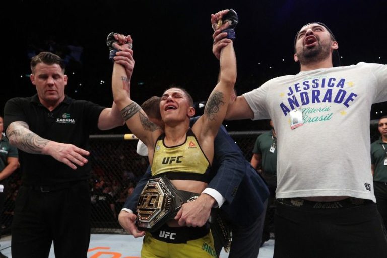 Bate-Estaca nocauteia, fatura cinturão e salva noite no UFC Bate-Estaca nocauteia, fatura cinturão e salva noite no UFC