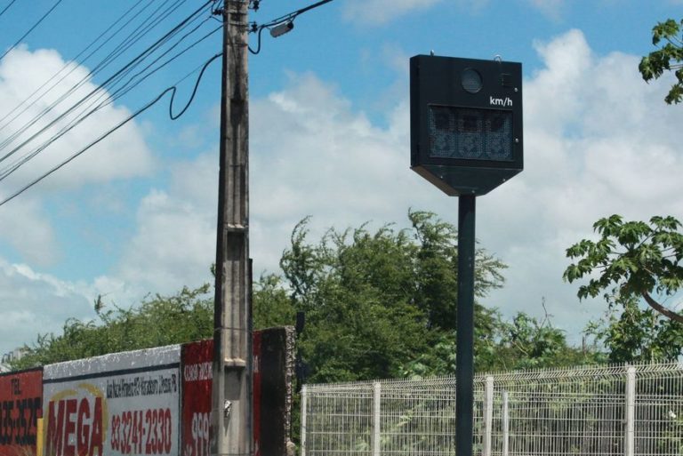 Bolsonaro diz que pretente ‘acabar’ com radares móveis nas rodovias federais do país