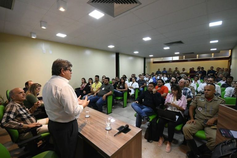 João Azevêdo se reúne com servidores no Hospital de Trauma e explica fim do contrato com Organização Social