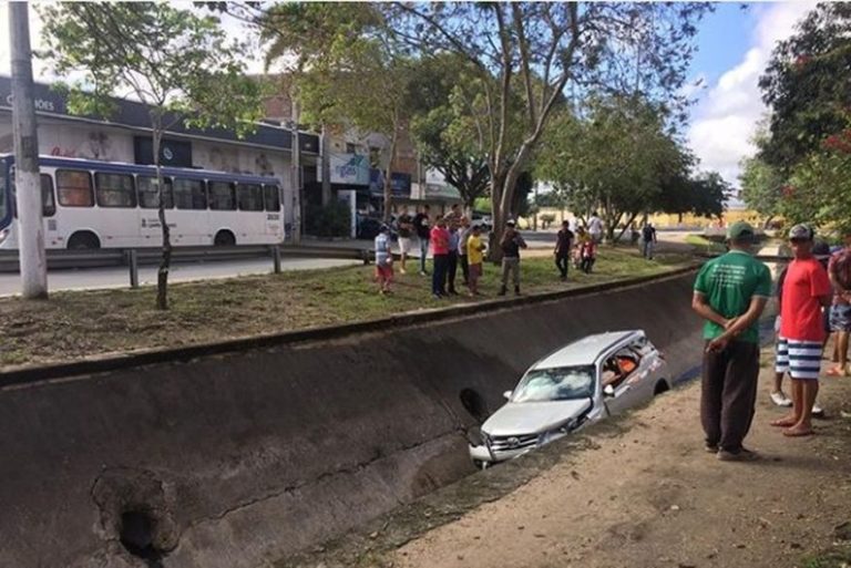 Motorista perde controle e cai com veículo dentro de canal em Campina Grande