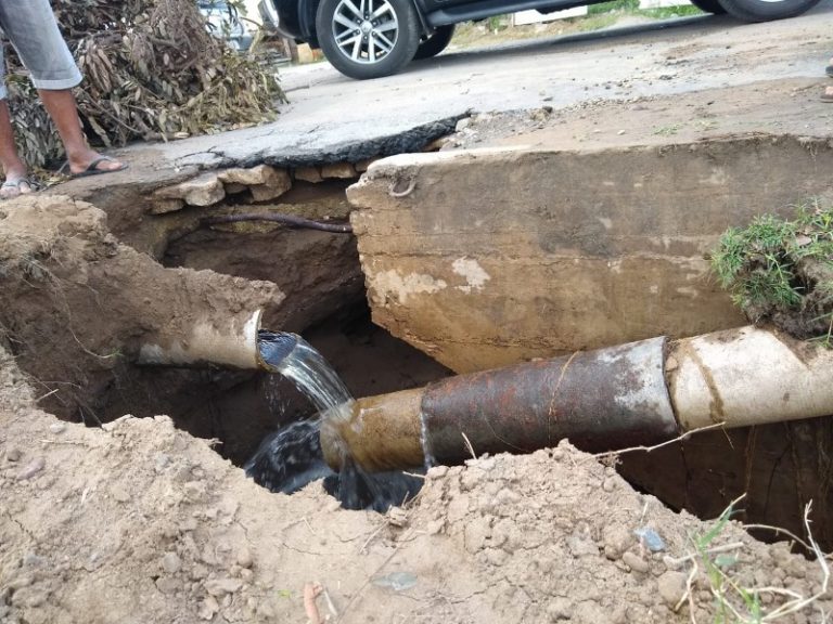 Cano estourado na ponte de Ingá faz CAGEPA suspender abastecimento