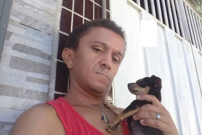 Suspeito de matar radialista é levado à Cadeia Pública e moradores pedem justiça por suposto crime homofóbico Suspeito de matar radialista é levado à Cadeia Pública e moradores pedem justiça por suposto crime homofóbico