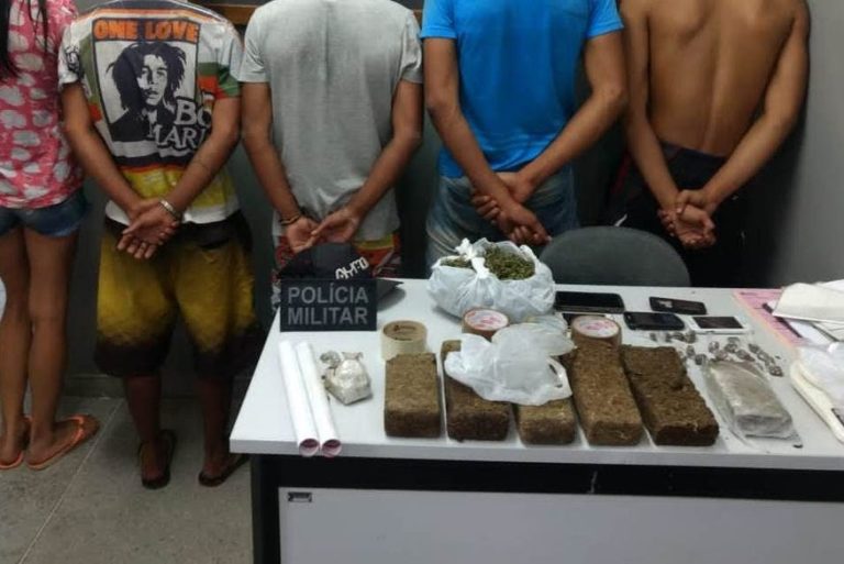 Polícia apreende mais de 5 quilos de maconha e prende cinco suspeitos de tráfico em vila de CG Polícia apreende mais de 5 quilos de maconha e prende cinco suspeitos de tráfico em vila de CG