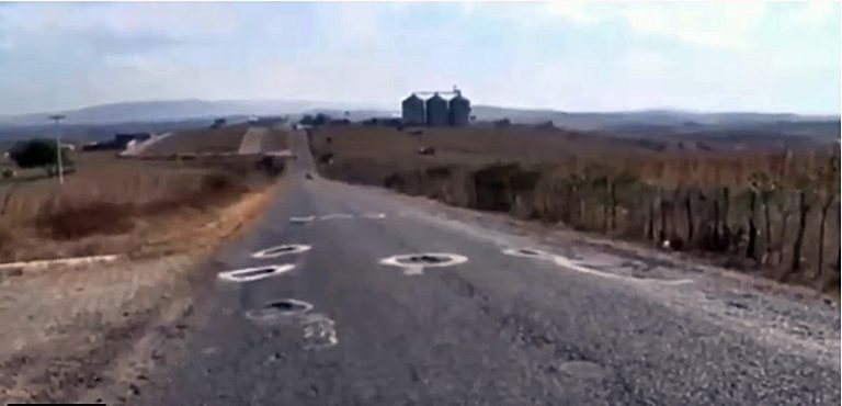 PROTESTO CRIATIVO: Moradores de Itatuba pintam buracos da PB 090 para chamar atenção de autoridades e ao mesmo tempo alerta aos motoristas. Veja vídeo