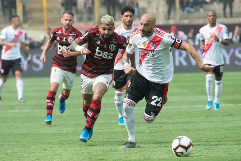 Flamengo dedica título da Libertadores a dez jovens mortos em incêndio no Ninho