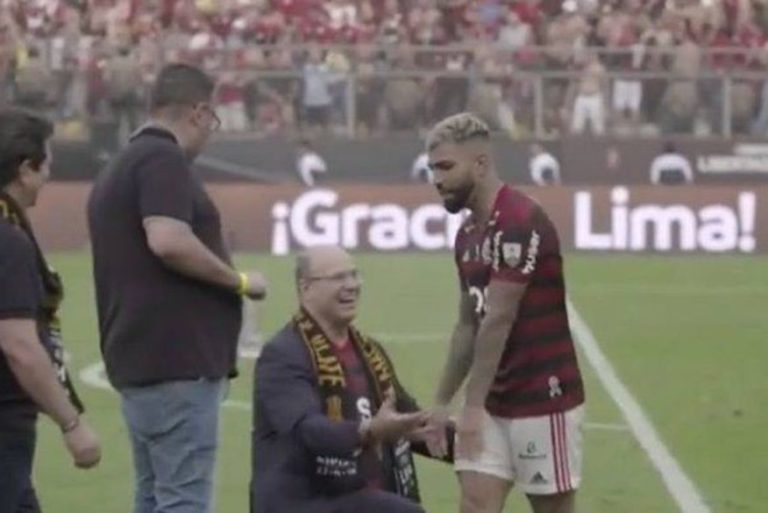 Witzel se ajoelha diante de Gabigol, que não corresponde