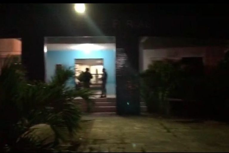 Bandidos invadem Fórum, rendem juiz e vigilante e roubam mais de 60 armas na Paraíba