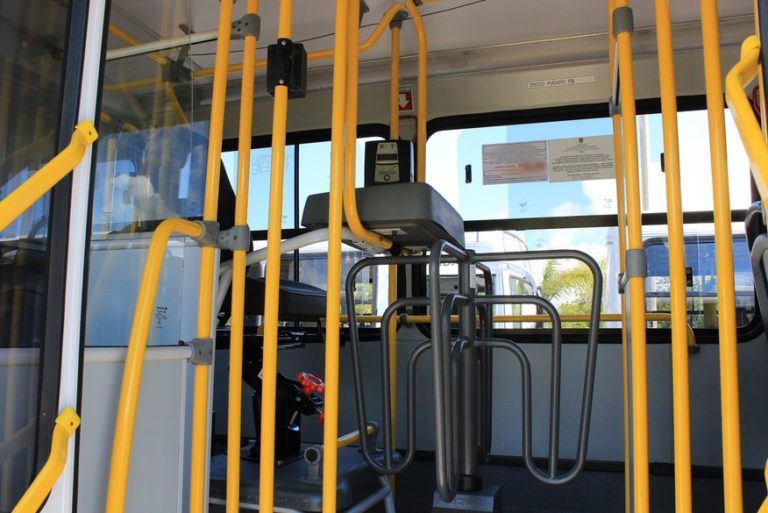 Passageiros ficam feridos após pularem de ônibus durante assalto em João Pessoa