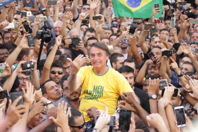 Campanha de Bolsonaro não declarou à Justiça 11 milhões de santinhos