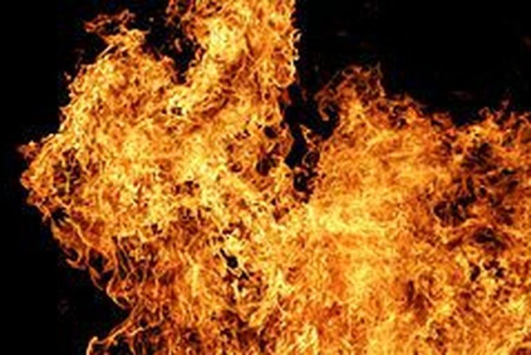 Bebê morre e tia tem corpo queimado após homem jogar gasolina e atear fogo nos dois durante festa