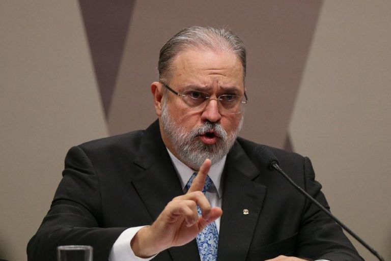 Bolsonaro não cometeu crime ao acessar áudios de portaria, diz Aras