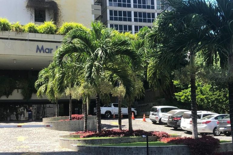 Psicólogo paraibano suspeito de agredir ex-mulher e efetuar disparos segue foragido; feridos estão internados