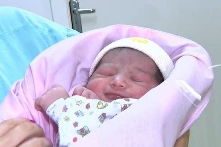 Bebê nasce em avião e pouso de emergência é feito em Porto Alegre
