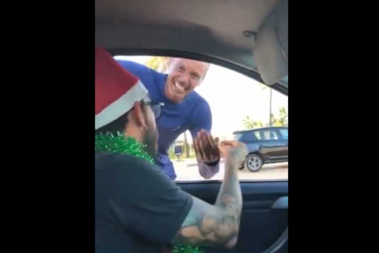 Papai Noel maconheiro distribui “beques” pelas ruas de Salvador