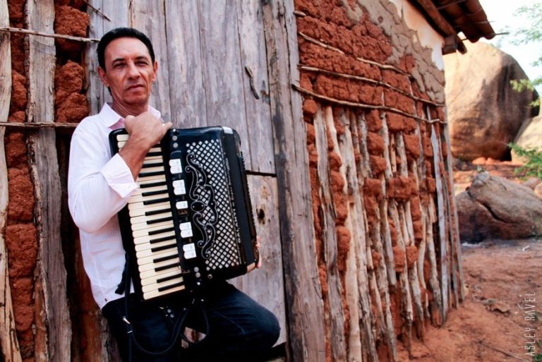 Cantor e compositor Dejinha de Monteiro morre aos 67 anos