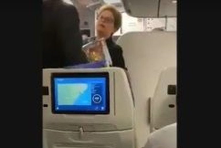 Dilma é hostilizada em voo e se defende dos ataques dizendo que Bolsonaro: “defendem milícias”