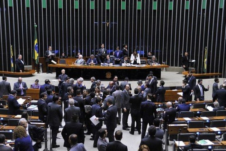 Câmara aprova pacote anticrime; projeto de lei segue para o Senado