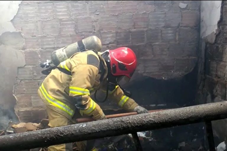 Incêndio atinge casa e criança de quatro anos de idade morre soterrada em João Pessoa