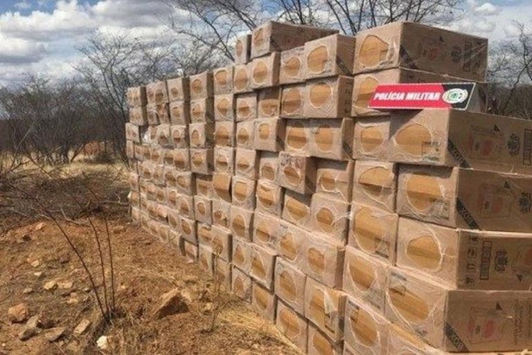 Caminhão tomba em rodovia da Paraíba e polícia apreende carga de cigarros contrabandeados