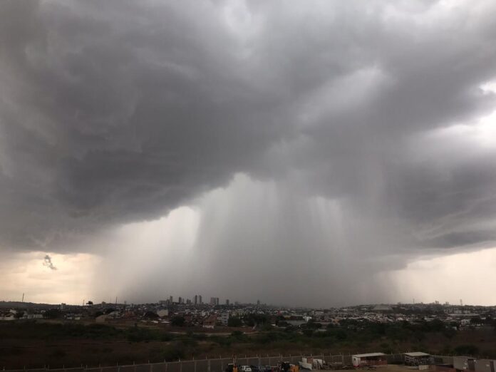 CG entra em estado de atenção após chuva alagar cidade