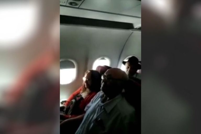 Piloto da Latam, de família paraibana, surpreende pais com homenagem durante voo a João Pessoa