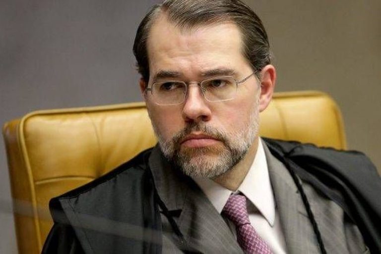 BRASÍLIA, DF (FOLHAPRESS) – O presidente do Supremo Tribunal Federal, ministro Dias Toffoli, atendeu a um pedido da União e restabeleceu nesta quinta-feira (9) a redução de valores do seguro obrigatório DPVAT, prevista pelo CNSP (Conselho Nacional de Seguros Privados), ligado ao Ministério da Economia.  Toffoli reconsiderou uma decisão liminar (provisória) sua, do último dia 31, que havia suspendido a resolução do conselho. Com isso, o valor do seguro passa a ser de R$ 5,21 para carros de passeio e táxis e R$ 12,25 para motos, uma queda de 68% e 86%, respectivamente, em relação a 2019.  O valor praticado no ano passado foi de R$ 16,21 para carros e R$ 84,58 para motos. No pedido de reconsideração, a União afirmou a Toffoli que não é verdade que a redução torna inviável o DPVAT, como alegara a seguradora Líder, consórcio de empresas que administra o seguro obrigatório.  Segundo a União, a Líder omitiu “a informação de que há disponível no fundo administrado pelo consórcio, atualmente, o valor total de R$ 8,9 bilhões, razão pela qual, mesmo que o excedente fosse extinto de imediato, ainda haveria recursos suficientes para cobrir as obrigações do Seguro DPVAT”.
