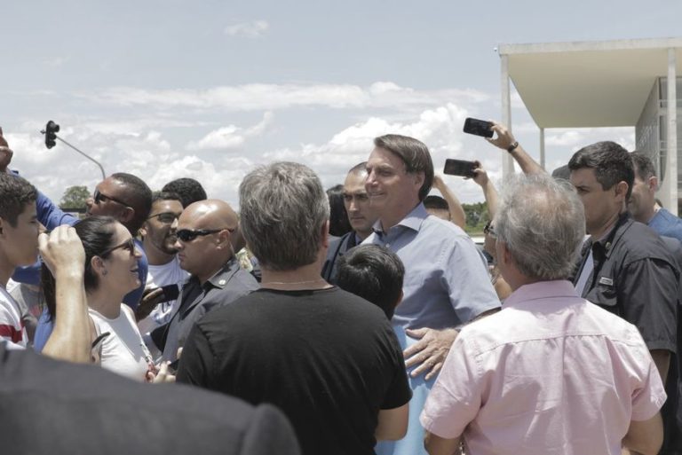 Bolsonaro vai a culto e tira fotos no Palácio da Alvorada
