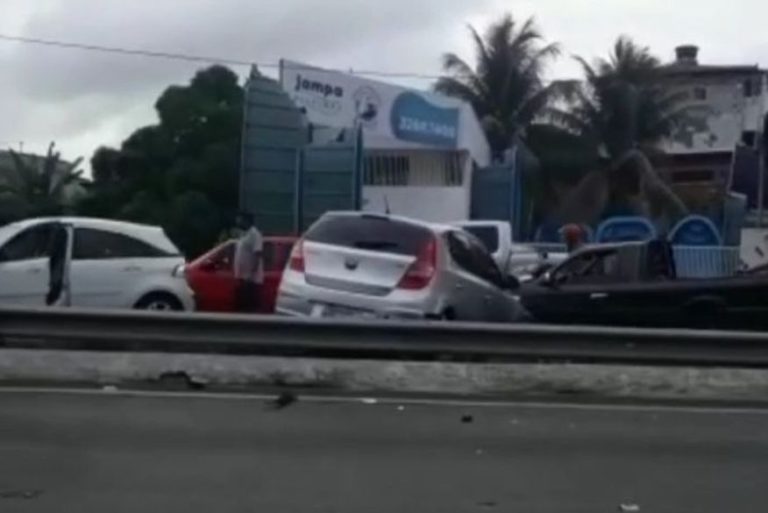 Acidente envolvendo cinco veículos deixa trânsito lento na BR-230