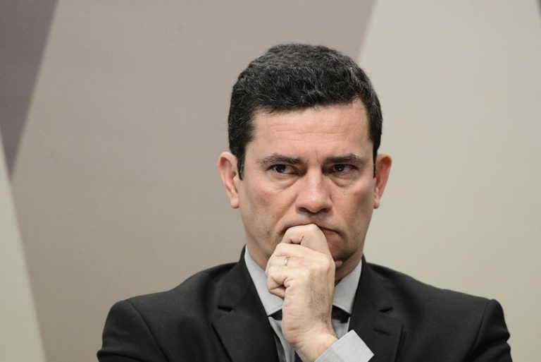 Moro poupa miliciano ligado a Flávio Bolsonaro de lista de mais procurados