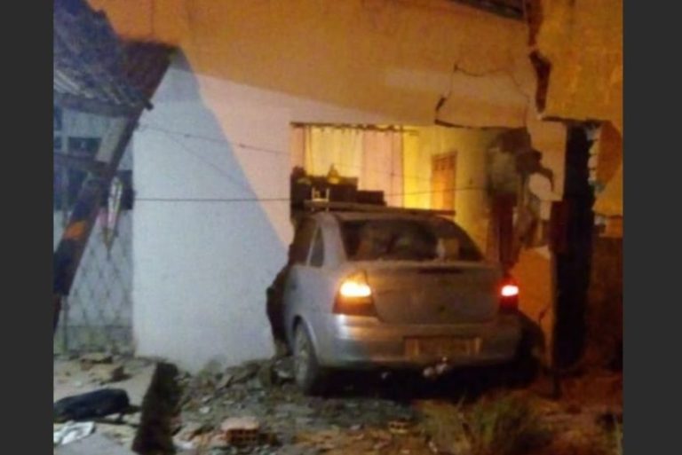 Carro invade casa e suspeita é de embriaguez do motorista