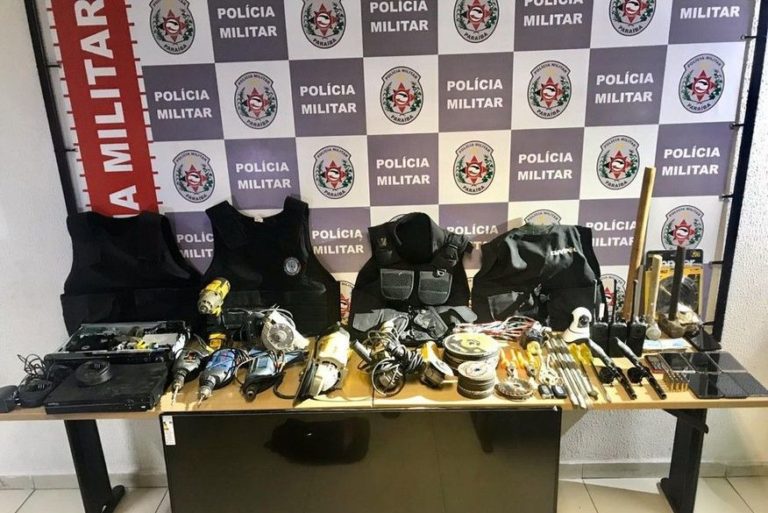 Polícia prende suspeitos de assaltar bancos e apreende coletes e armas que seriam de seguranças dos estabelecimentos roubados
