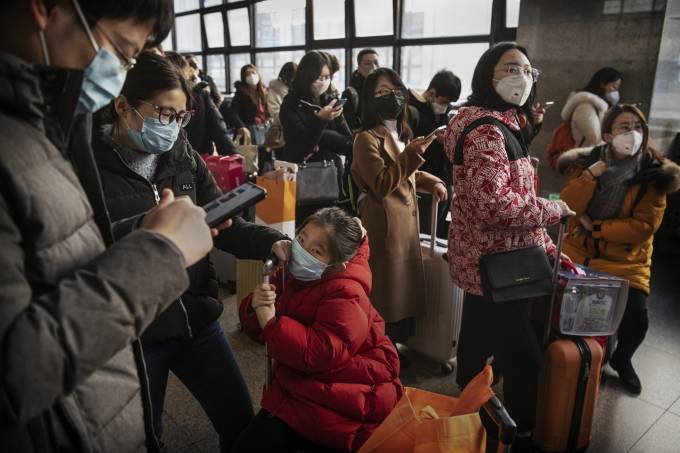 Hong Kong restringe circulação com China continental por coronavírus
