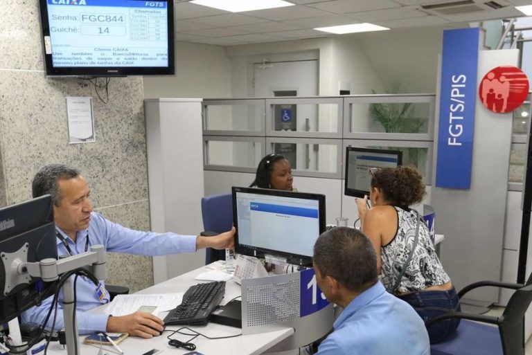 Governo reajusta em 4,48% aposentadoria acima do mínimo e teto sobe para R$ 6.101,06