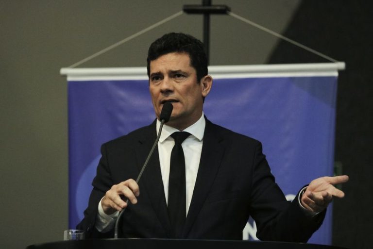 Bolsonaro diz que Moro ficará na Justiça se pasta da Segurança for recriada