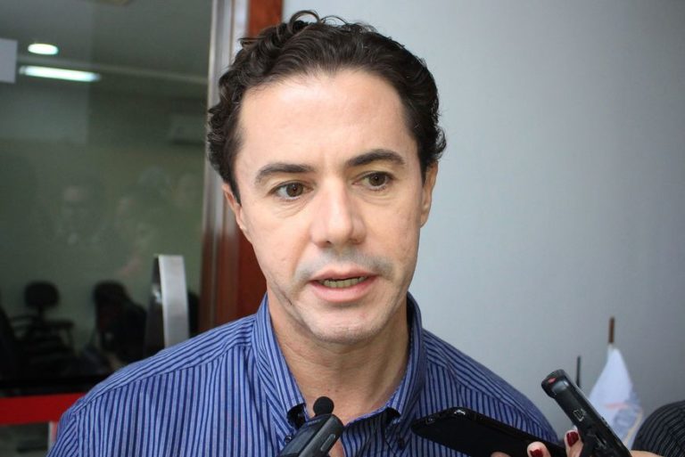 Senador paraibano Veneziano Vital deve deixar o PSB, aponta colunista
