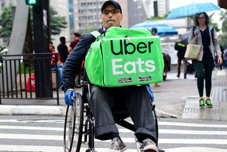 O cadeirante que entrega comidas por aplicativos na avenida Paulista