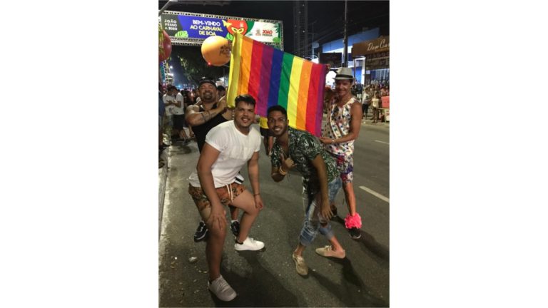 Equipe Ingaense conduz bandeira LGBT no Bloco das Virgens em João Pessoa