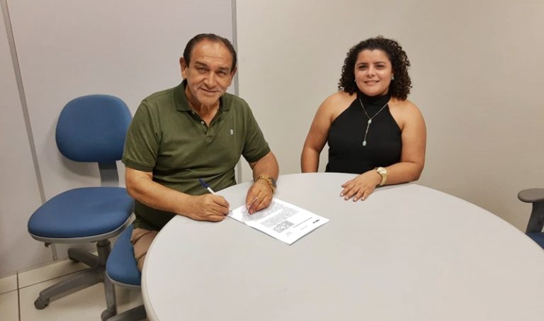 Prefeito Manoel da Lenha assina contrato com a Caixa Econômica no valor 477 mil para pavimentação