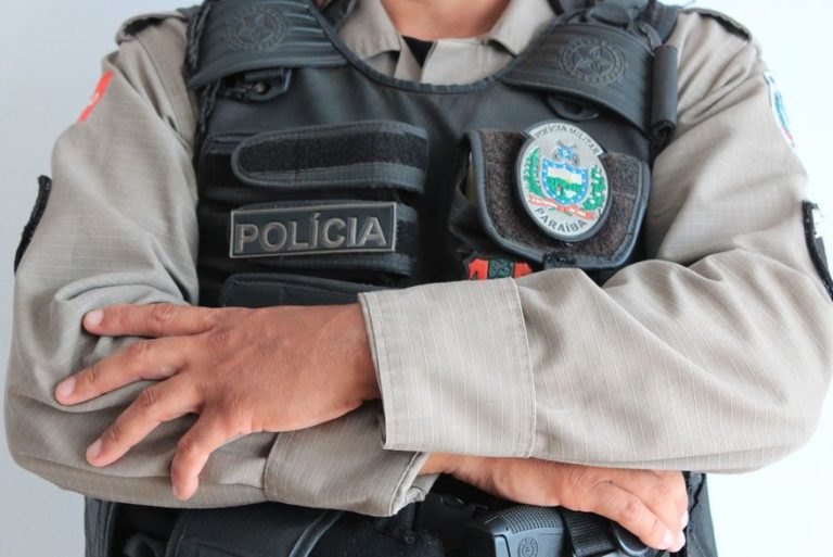 Polícia prende casal suspeito de assaltar pousada e apreende TV, dinheiro, faca e alicate