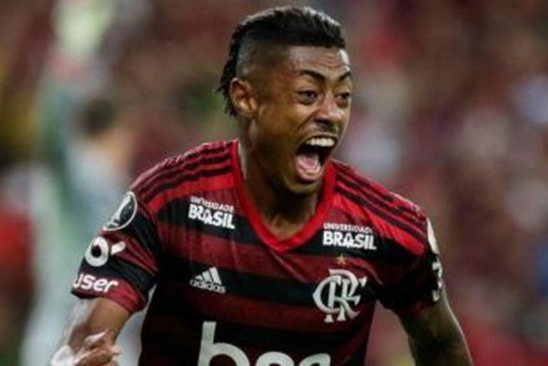 Bruno Henrique é parado em blitz, recusa bafômetro e apresenta CNH fora do sistema do Detran