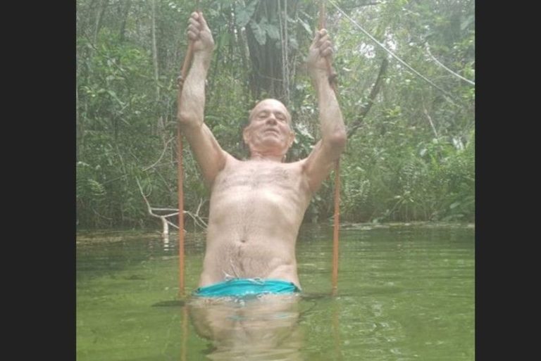 Ney Matogrosso curte dias de descanso no Litoral Norte da Paraíba