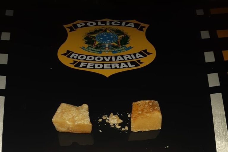 Jovem é presa pela PRF por tráfico de drogas no sertão da Paraíba