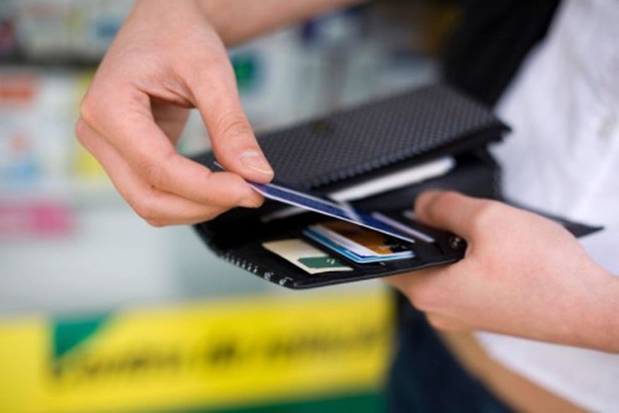 Leia mais sobre o artigo Mulher tem cartão de crédito roubado dentro de agência bancária e bandidos gastam cerca de R$ 11 mil