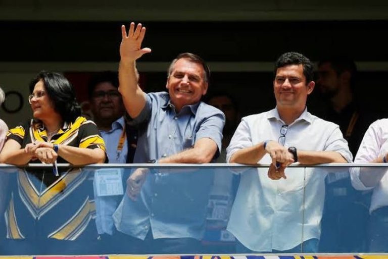 Bolsonaro leva Moro e Damares, seus ministros mais populares, para jogo do Flamengo