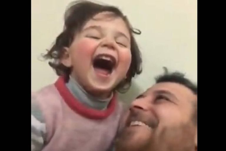 Na Síria, pai tenta distrair filha de bombardeios e vídeo viraliza