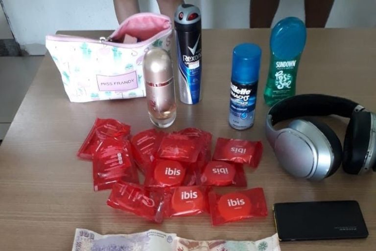 Suspeito de furtos em hotéis é preso em João Pessoa com fone, moeda argentina e produtos de higiene