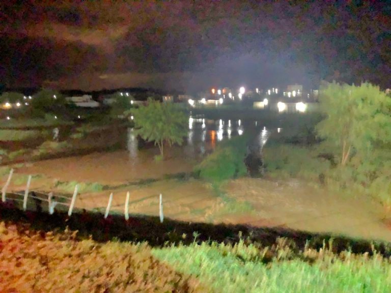 INGÁ: Cheia no Riacho do Cemitério inunda terreno no bairro Antônio Ananias de frente a granja do prefeito Manoel da Lenha