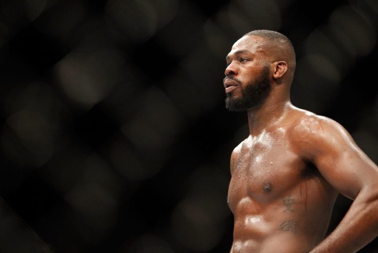Jon Jones é preso após dirigir bêbado e usar indevidamente uma arma de fogo