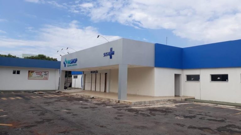 Menino de 4 anos cai de janela de segundo andar após ser deixado sozinho em apartamento em MT